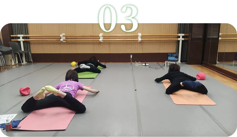 股関節＆ターンアウトトレーニングの様子